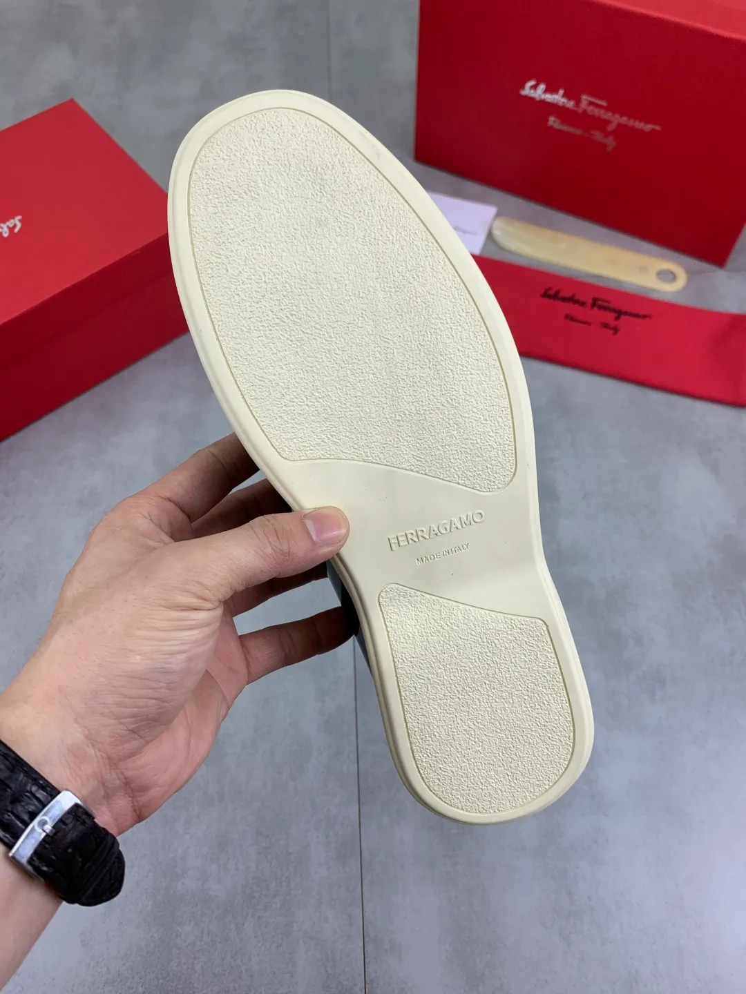Men's Men's Shoes 💰P580💰[New Style] Water-dyed Niuli 🆘[Salvatore Ferragamo] Ferragamo's latest casual business leather shoes for men! Listed simultaneously! The fabric is made of specially imported original open-edge beaded calfskin, and the interior is made of imported water-dyed cowhide. It is absolutely luxurious and leads the fashion trend. Matching code: 38-44 (45 and 46 can be customized) Black, brown and burgundy colors available